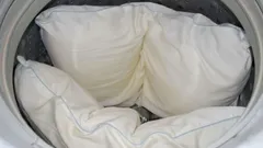 Gulnaden försvinner: En matsked räcker för att göra kuddarna kritvita igen