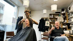 Kort berättelse: Jag gick in för en klippning – och hörde ett plask bakom mig