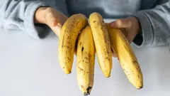Så håller du bananer färska i veckor – enkelt knep med saltvatten
