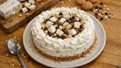 Cheesecake al torrone – krämig no-bake med amarettibotten och krispig nougat