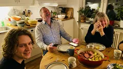 Kort berättelse: En fredagsmiddag, en tystnad – och ett skämt jag aldrig glömmer