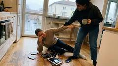 Kort berättelse: En trasig laddare på köksgolvet förändrade min söndagskväll