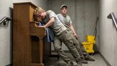 Novell: Vi bar ett piano i timmar – sen sa Johan bara en mening