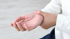 Därför domnar armar och ben – 5 orsaker du inte får ignorera