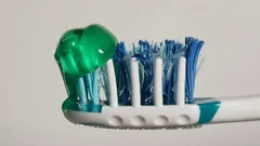 Inte bara för utseendet: Vad är de färgade stråna på tandborstar egentligen till för?