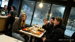 Kort berättelse: En råkall kväll vid Centralen förändrade hur jag hör skratt