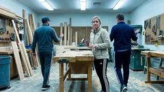 Kort berättelse: Alla skrattade – tills någon reste sig och gick