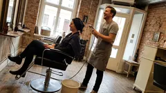 Kort berättelse: Jag gick in för en klippning – och något ovanför spegeln började ticka