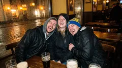 Kort berättelse: Jag sa en enda rad på baren – och plötsligt var jag någon