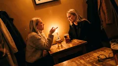 Kort berättelse: Ett pinsamt skämt vid kaffemaskinen följde mig hela vägen hem