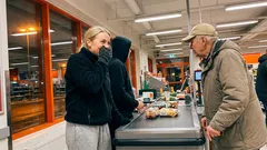 Kort berättelse: Jag viskade en ordvits i ICA-kön – då vände han sig om