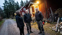 Kort berättelse: Grannen byggde i smyg – och plötsligt rullade en vit bil upp