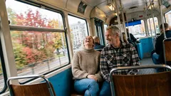 Kort berättelse: Jag hörde pappas röst på spårvagnen – och började le utan att förstå varför