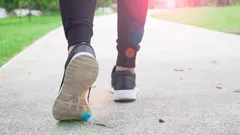 Hur mycket du behöver gå per dag för en platt mage – svaret från en erfaren tränare