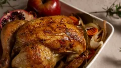 Kycklingen får en gyllene, krispig yta – kocken avslöjar 3 gyllene regler för perfekt frasighet