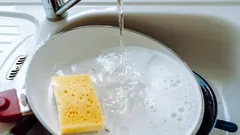 Du har garanterat sköljt en het stekpanna i kallt vatten – därför ska du aldrig göra det igen