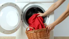 Så gör du ett enkelt, hemmagjort tvättmedel med 4 ingredienser som faktiskt fungerar
