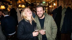 Kort story: En främlings första fråga vid bardisken på Söder fick mig att stanna