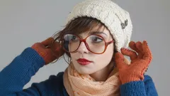 Lätt och snyggt: Så bär du även en åtsittande mössa utan att förstöra frisyren