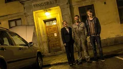 Kort berättelse: Jag följde med mamma till tingsrätten – sedan dök pappa upp