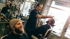 Kort berättelse: Jag bad frisören klippa mig ”som min bror” – då blev det tyst