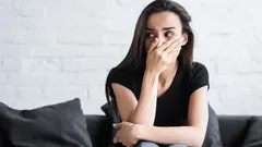 Varför hjärnan älskar negativa tankar – psykologen avslöjar 3 orsaker