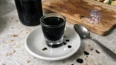 Hemmagjord lakritslikör – fyllig, svart och överraskande enkel att göra