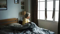 Tidig uppstigning efter 50: Experter berättar vad som händer och hur du kan förbättra sömnen