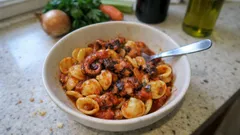Orecchiette med polpo-ragù – långkokt tomatsås som gör bläckfisken riktigt mör