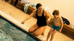 Kort berättelse: Jag hörde pappas skratt igen – på en grå söndag i simhallen