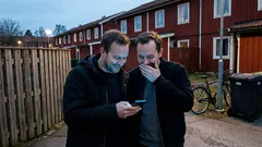 Kort berättelse: När polisbilens strålkastare svepte över parken trodde jag allt var kört