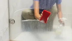 Hotellstäderskornas hemlighet de inte berättar – duschkabinen kommer att glänsa som ny