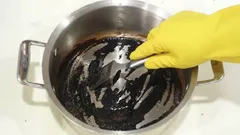 Så räddar du en bränd kastrull på 15 minuter – två billiga ingredienser som löser upp all fastbränd smuts
