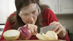 Så hackar du lök utan tårar – metoden som bygger på vetenskap, inte vidskepelse