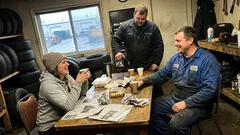 Kort historia: Jag tog extrajobb på en däckverkstad och upptäckte en märklig ritual