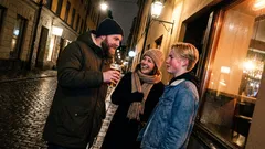 Kort story: De stod utanför krogen och vägrade gå in – tills vakten frågade varför