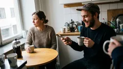 Kort novell: Skrattet stannade mitt i måndagsfikat – jag kunde inte släppa det