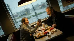 Kort berättelse: Jag åt ensam vid E4:an när ett gammalt skämt började brännas