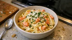 Krämig tagliatelle med rökt lax och grädde – middagen som blir klar på 20 minuter