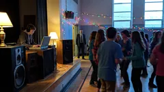 Kort novell: Jag tryckte på play på skoldiscot – och då öppnades dörren