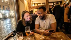 Kortnovell: Han ställde en fråga på baren – och plötsligt kändes Stockholm främmande