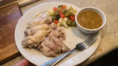 Lesso di famiglia: kokt höna med giardiniera och slät salsina av buljonggrönsaker