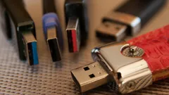 Vad är egentligen de fyrkantiga hålen på USB-kontakten till för? De är inte bara för syns skull