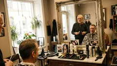 Kort berättelse: Frisören ställde en enkel fråga – svaret fick hela salongen att stanna