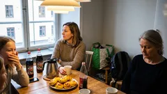 Kort berättelse: Jag drog ett skämt vid julfikat – och hela rummet förändrades