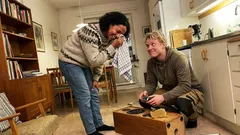 Kort berättelse: Det började surra i vardagsrummet – och Johan såg alldeles för nöjd ut