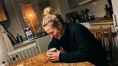 Kort novell: Kaffet smakade fel, och plötsligt såg jag allt jag missat