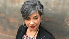 Grått hår är tillbaka i mode: 5 frisyrer som föryngrar din look utan färgning