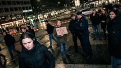 Kort berättelse: Skylten på Sergels torg fick alla att tystna samtidigt